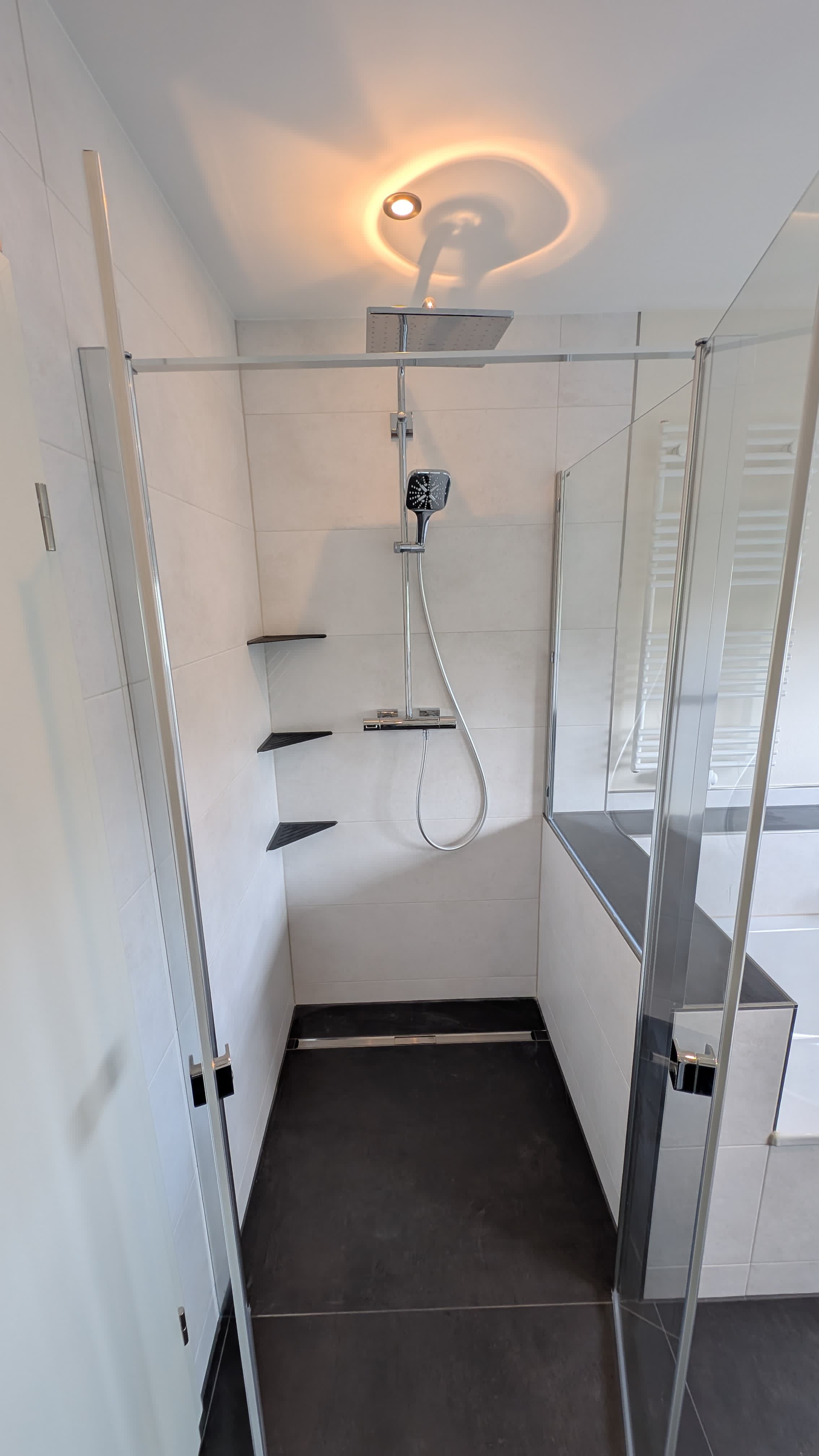 Bodengleiche Dusche mit Glaswand