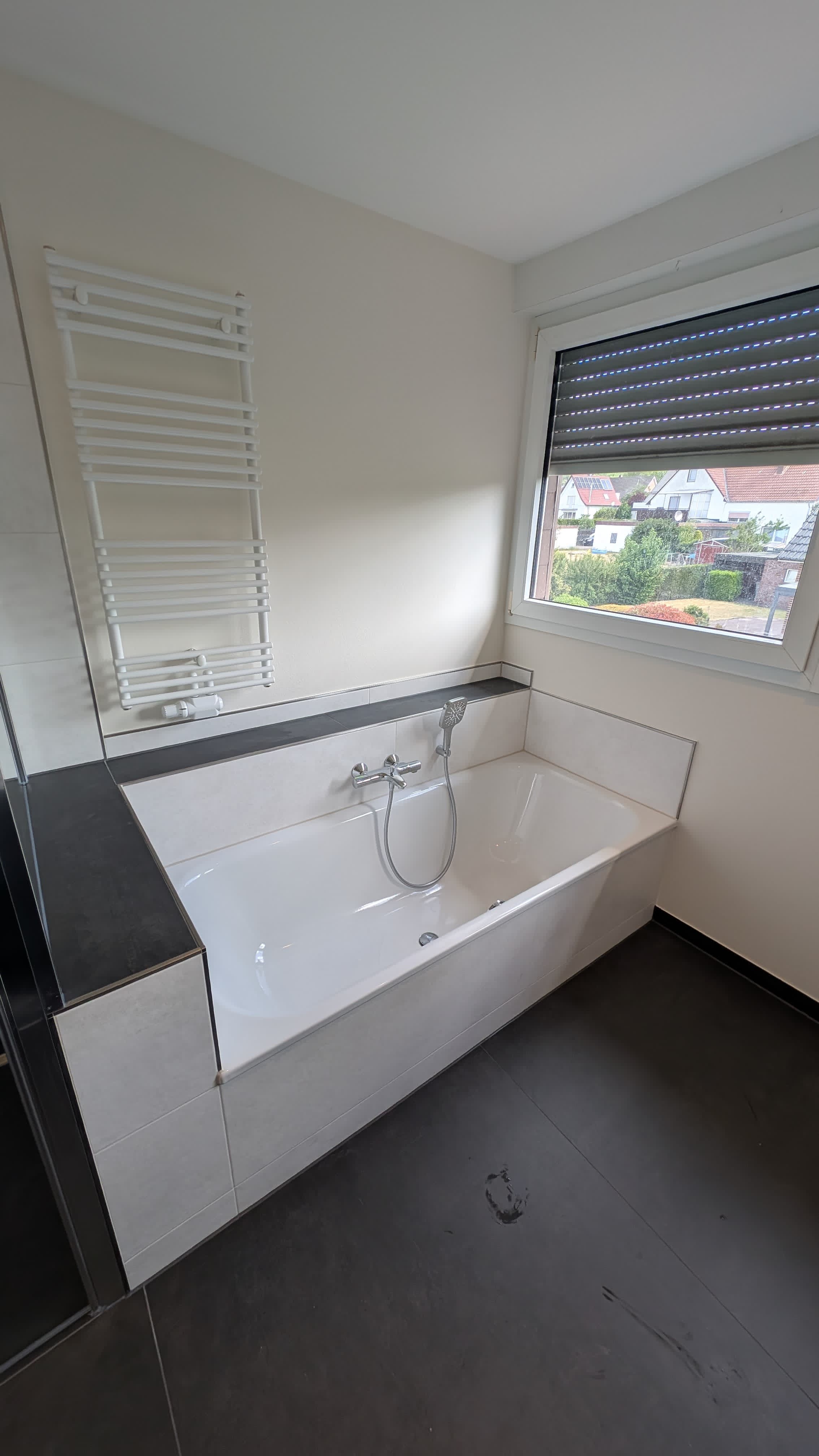 Moderner Waschtisch mit Armatur