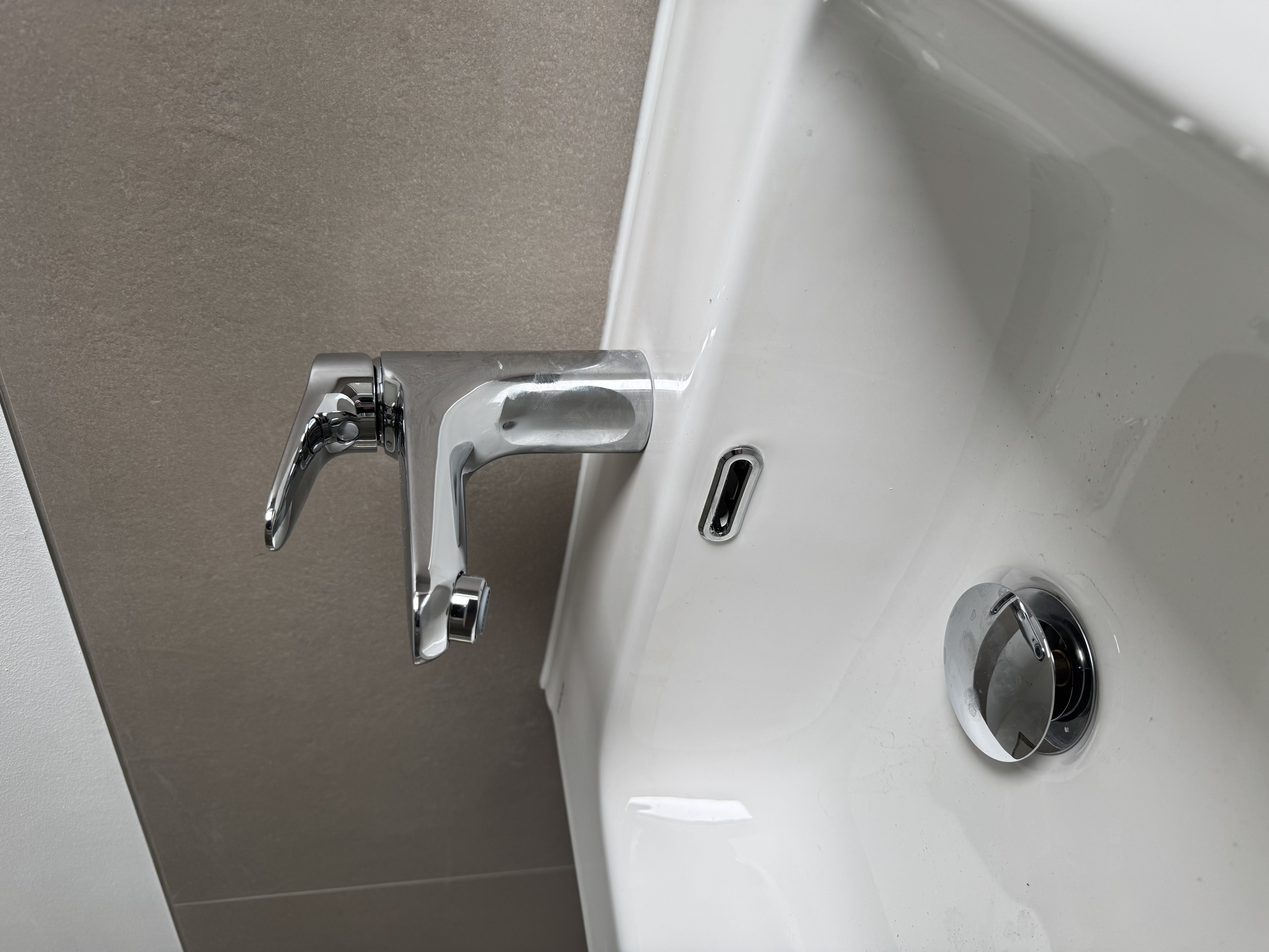 Moderner Waschtisch mit Armatur